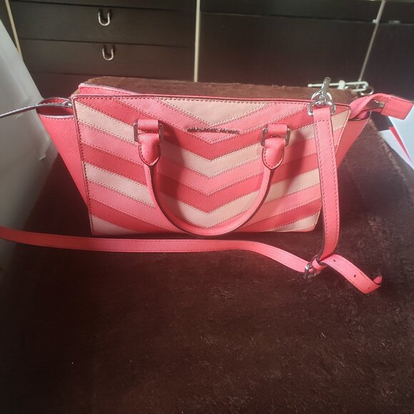 Michael Kors Selma Chevron - Picture 3 of 5